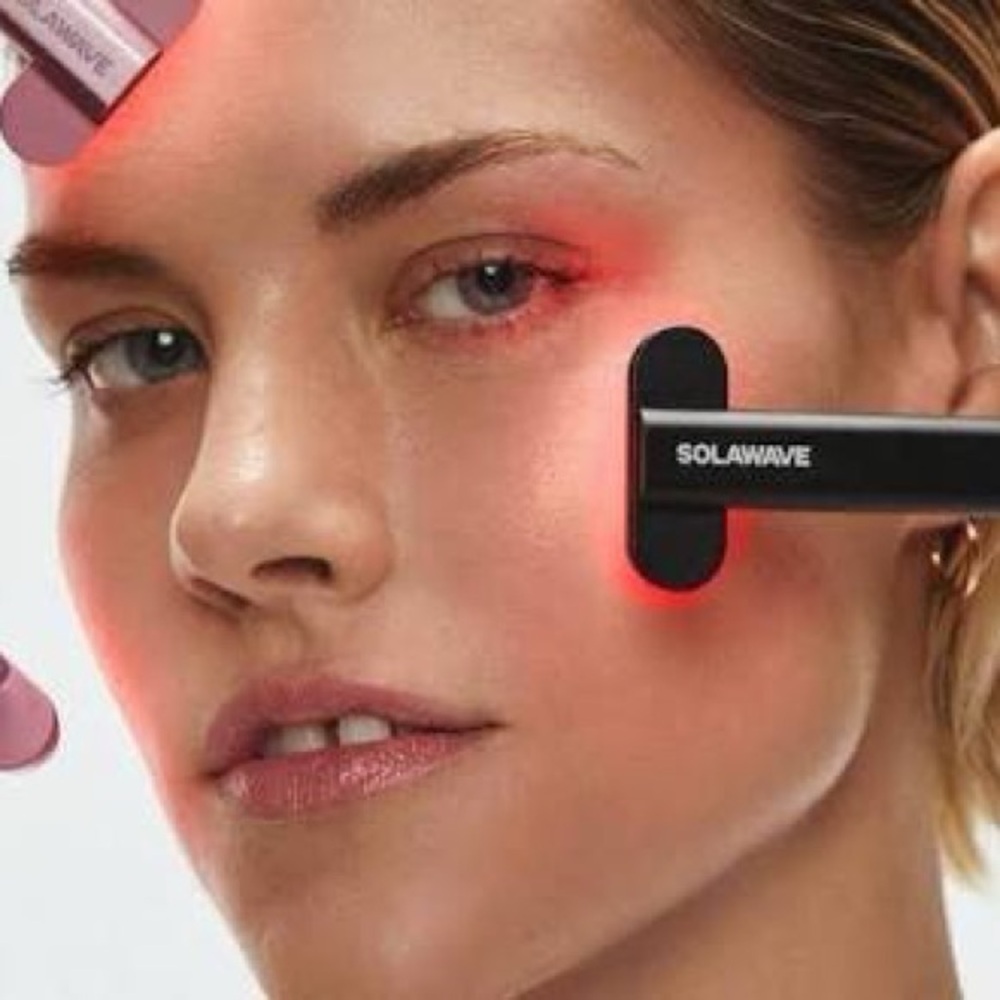 Solawave Red Light Wand in Black – Excellent Condition!